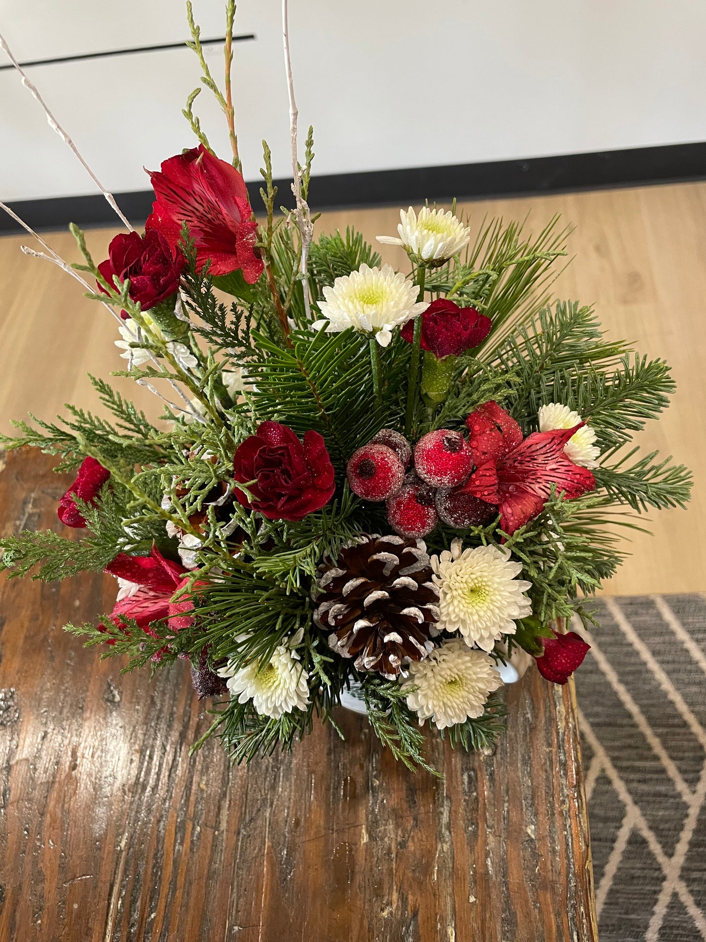 Christmas Mug Arrangement (pinecones)