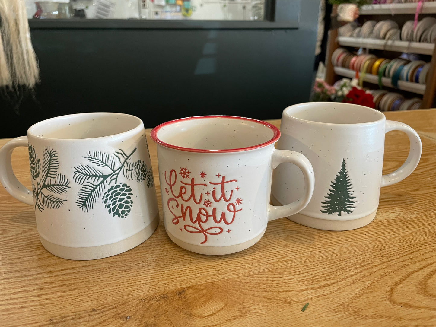 Christmas mug arrangement (Let It Snow)