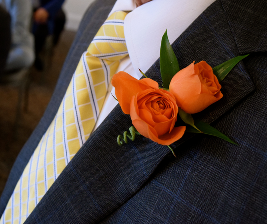 Pin-on Boutonniere Mini Carnation