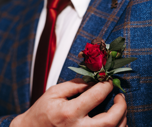 Pin-on Boutonniere Mix (Mini Carnation & Spray Rose)